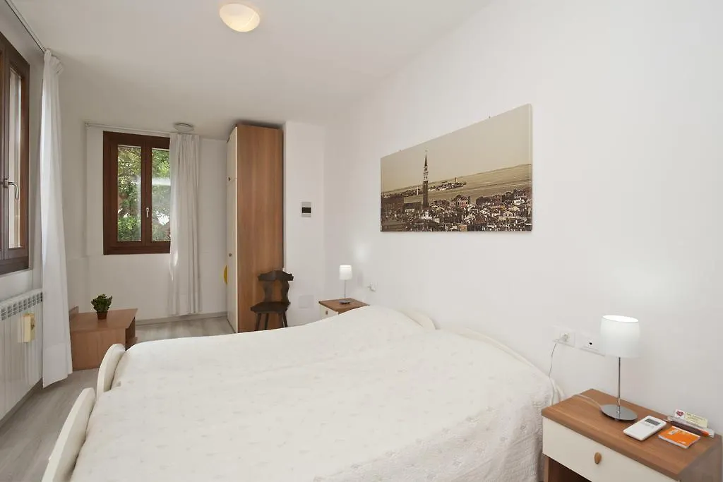 Ca' Del Pomo Grana' Bed & Breakfast Murano 2*,  Italy